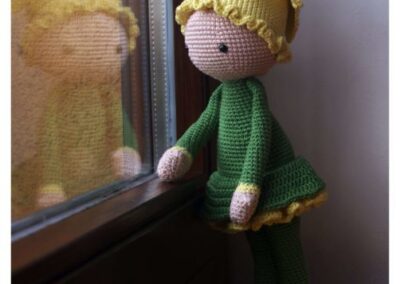 Nárcisz mintájú horgolt virágbaba – Zabbez amigurumi tervező egyik bájos figurája