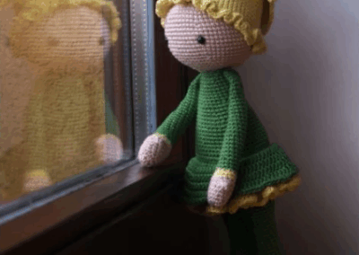 Nárcisz mintájú horgolt virágbaba – Zabbez amigurumi tervező egyik figurája