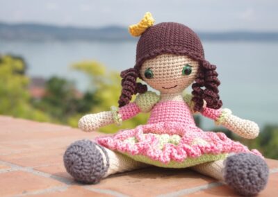 Lilleliis amigurumi baba – Carla, kézzel horgolt játék a Balaton partján