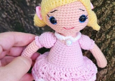 Horgolt baba rózsaszín ruhában – Lilleliis mintája, amigurumi tervezők inspirációjára