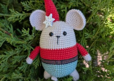 Karácsonyi amigurumi egérke sapkában – lilleliis karácsonyi mintái alapján