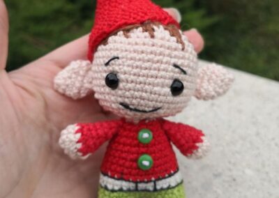 Karácsonyi amigurumi manó figura – lilleliis karácsonyi mintái alapján