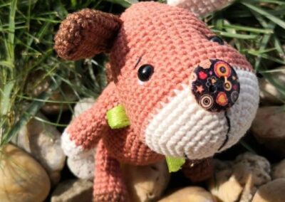Mini amigurumi kutyus lilleliis mintája alapján, kézzel horgolt kisállat