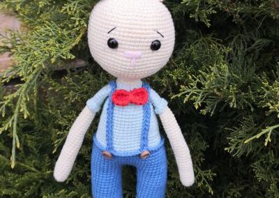 horgolt fiú nyuszi kék nadrágban, piros csokornyakkendővel – amigurumi nyuszi minta