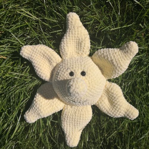 horgolt fiú nyuszi kék nadrágban, piros csokornyakkendővel – amigurumi nyuszi minta